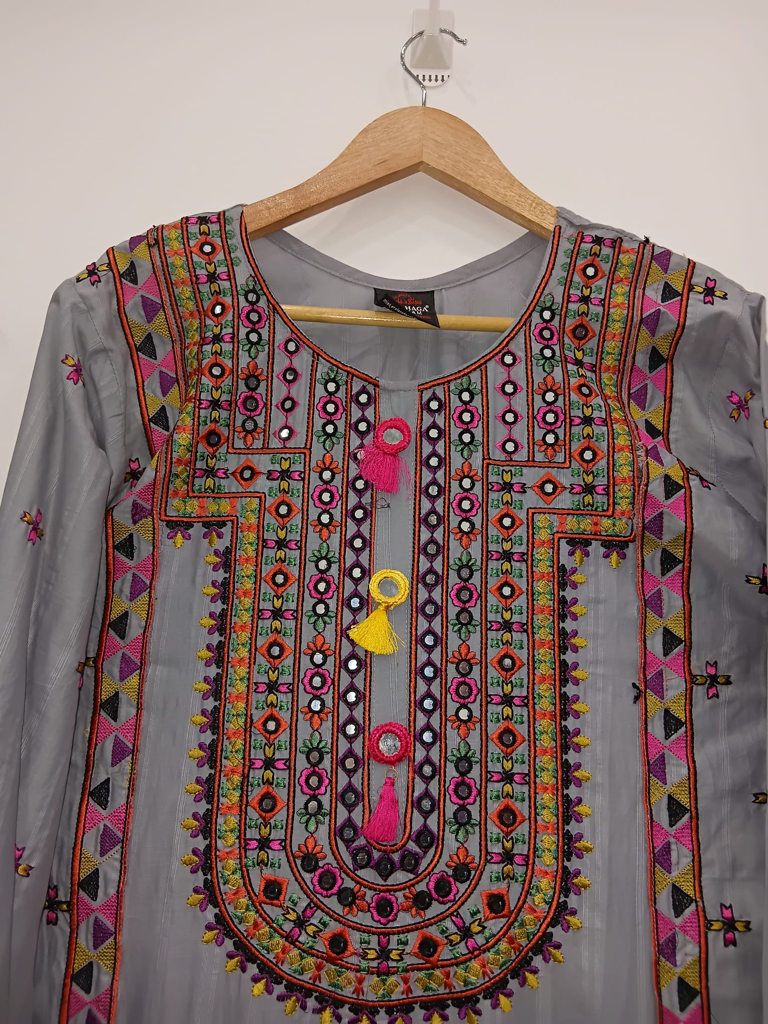 Gray 3-piece cotton lawn suit with embroidered shirt, farshi shalwar, and diamond dupatta