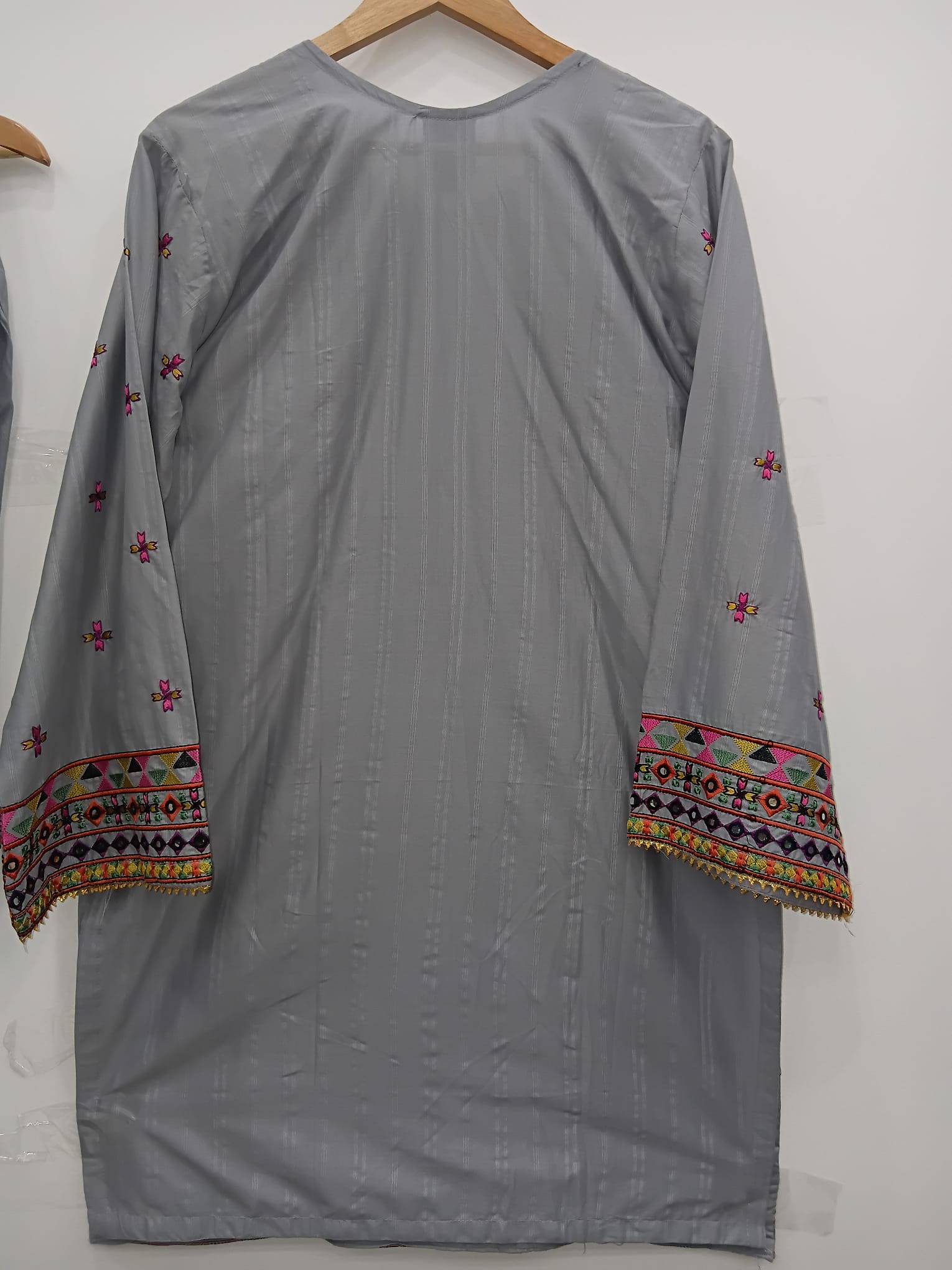 Gray 3-piece cotton lawn suit with embroidered shirt, farshi shalwar, and diamond dupatta