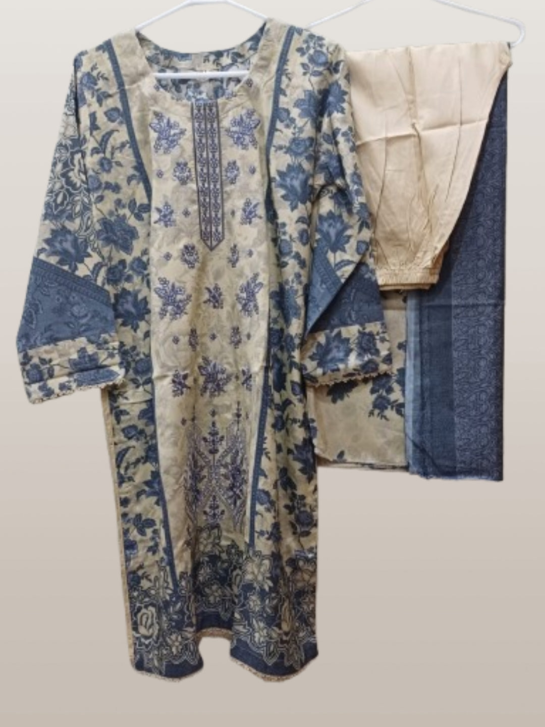 Elegant Danak fabric 3-piece winter Pakistani outfit