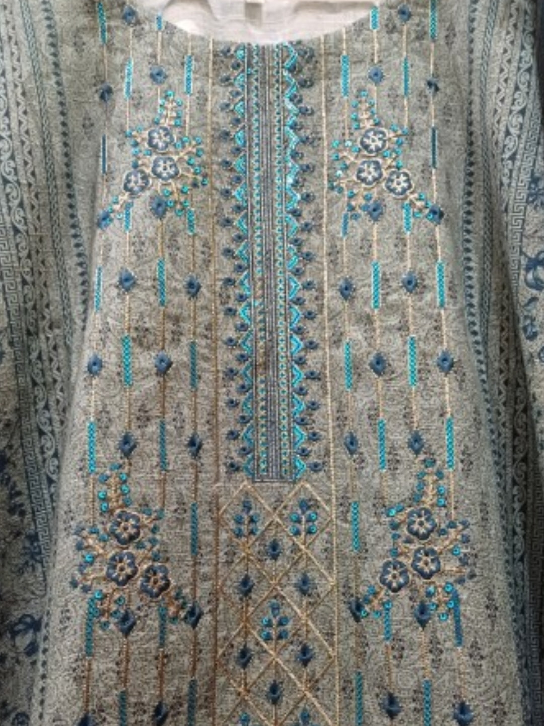 Elegant khaddar 3-piece Pakistani winter suit for women