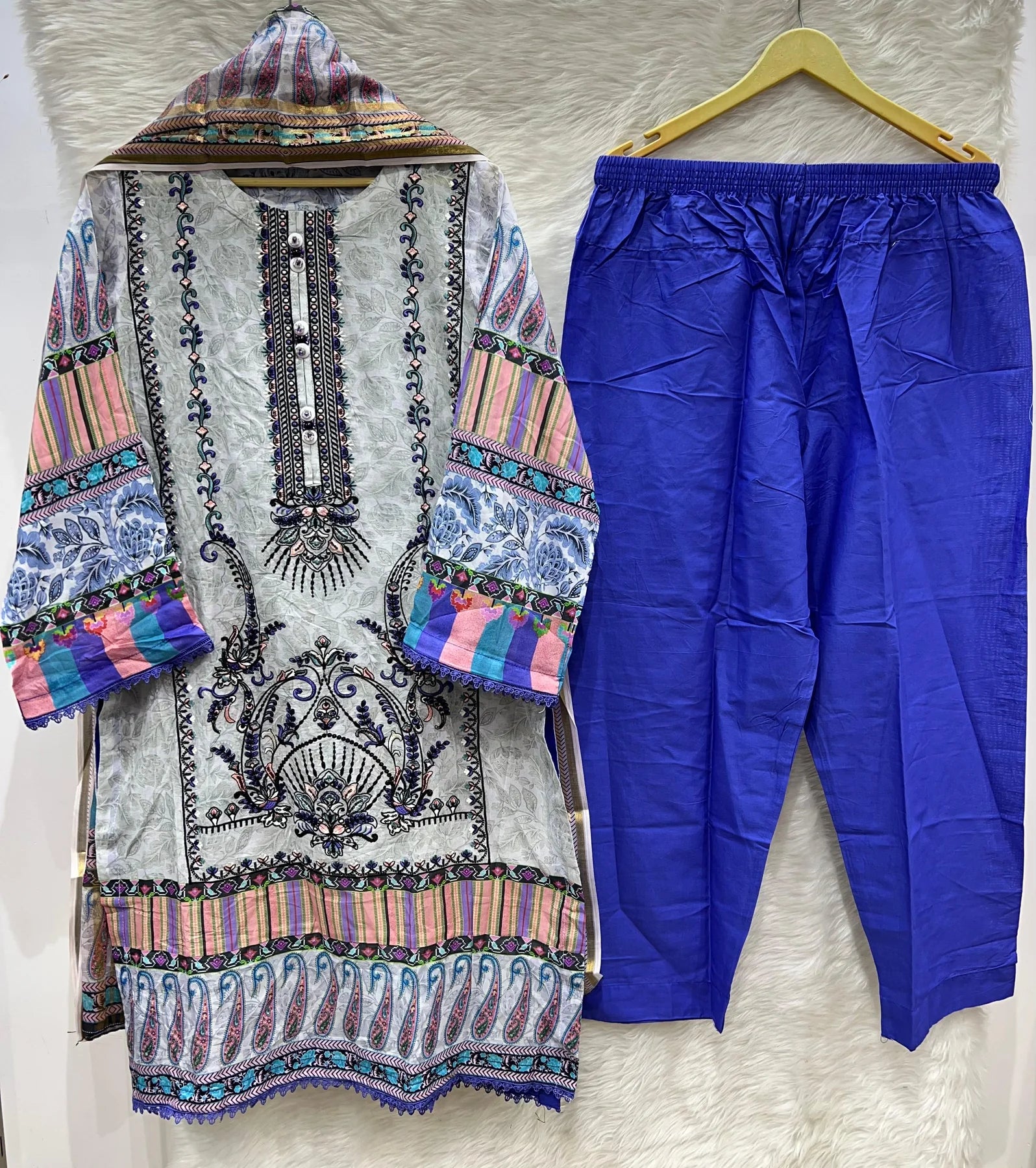 HEAVILY EMBROIDERED LAWN KAMEEZ



