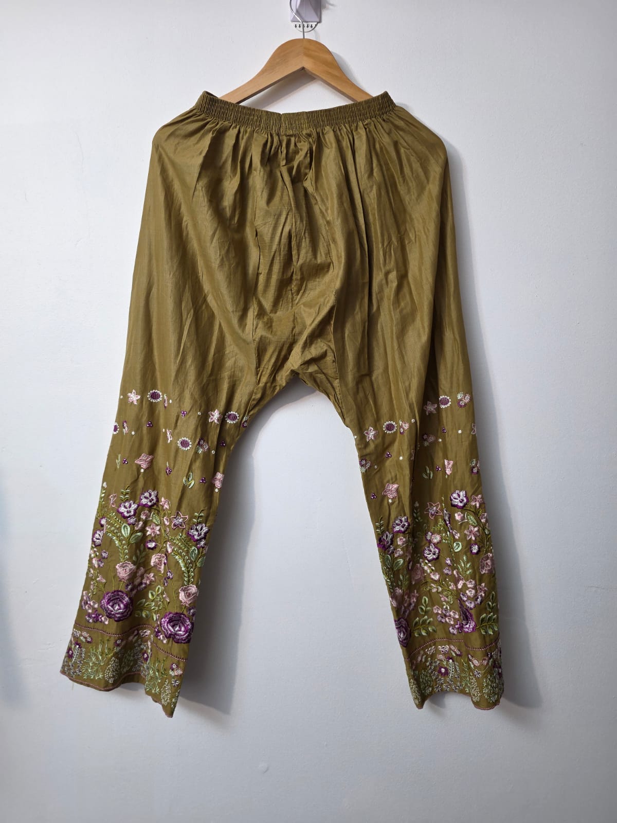 Mehndi green embroidered lawn 3 piece Pakistani suit